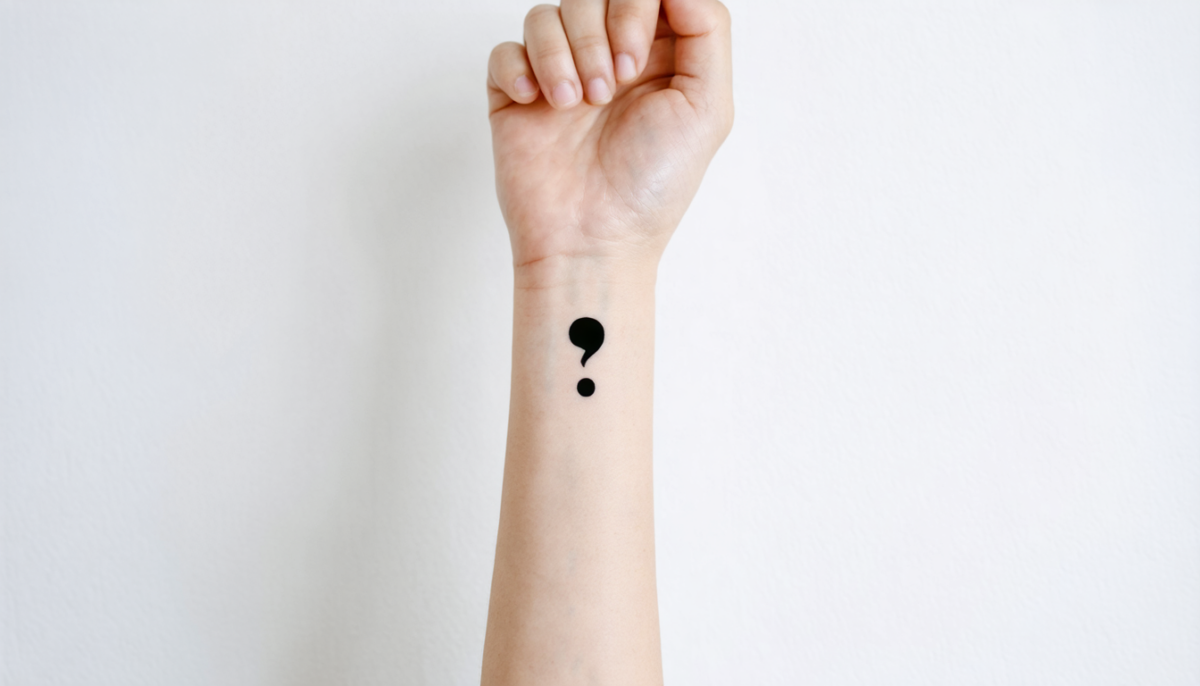 découvrez la signification profonde du tatouage point-virgule, un symbole puissant d'espoir et de résilience engagé dans la lutte contre la détresse mentale.